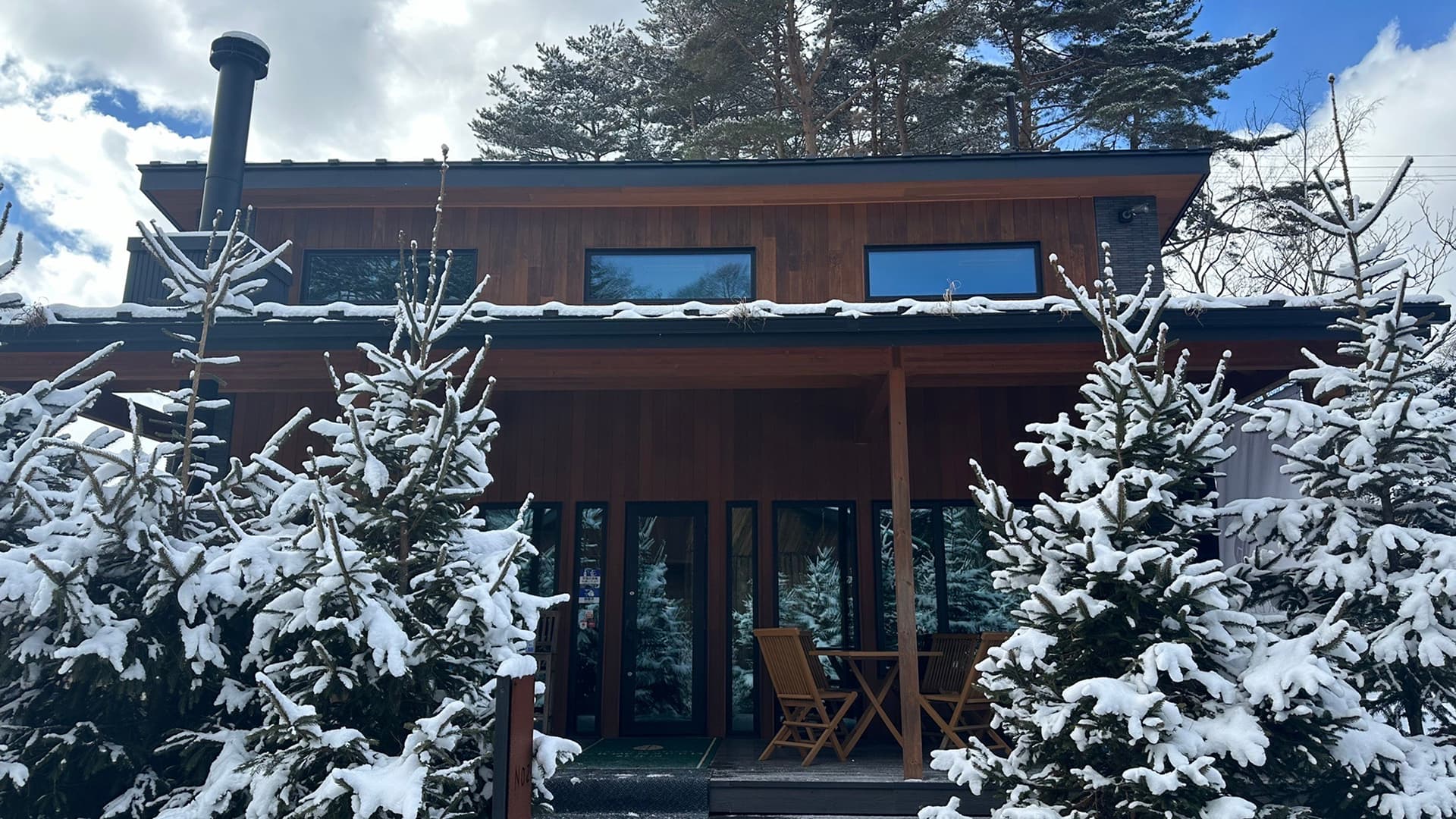画像:雪に覆われた木造のゲストルーム